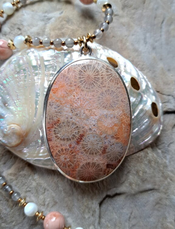 Fossile Koralle Edelstein Anhänger in Silber gefasst