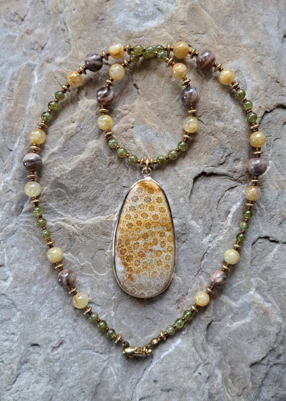 Fossile Koralle Anhänger an Edelstein Kette aus Rutilquarz, Mondstein und Grossular Heilstein Perlen
