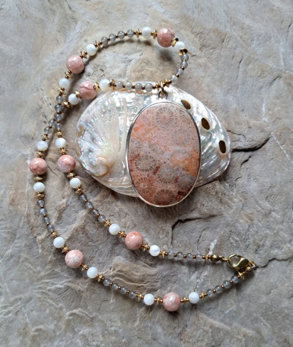 Fossile Koralle Edelstein Amulett an einer Perlenkette aus Chaclcedon, Perlmutt und grauen Mondstein - handgemacht