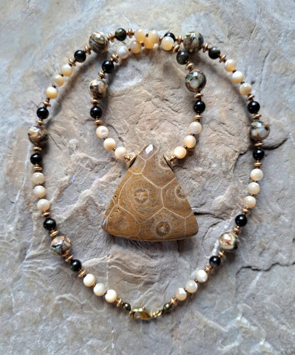 Fossile Koralle Anhänger an Kette aus Perlmutt, Goldobsidian und Paua Muschel