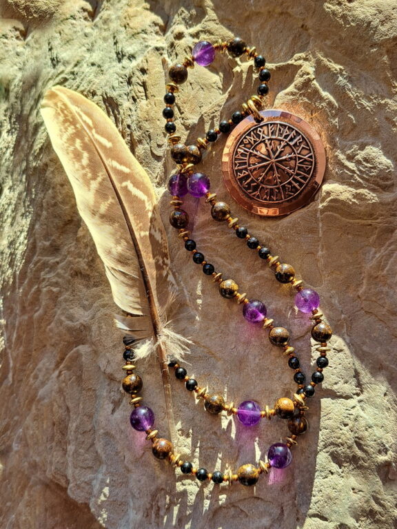 Futhark-Runenanhänger an Perlenkette mit Amethyst - edler Runenschmuck