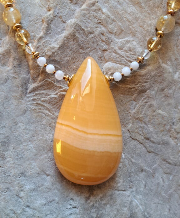 Handgeschliffenes gelbes Calcit Amulett XL