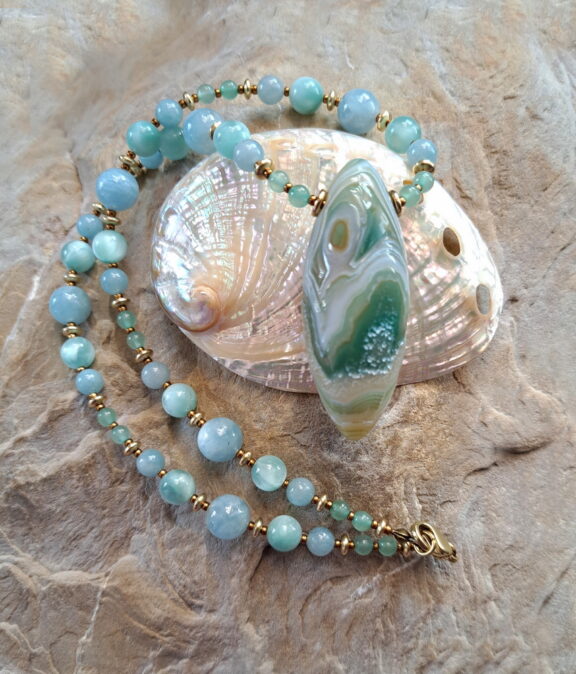 Gobi Achat Edelsteinanhänger an einer Heilsteinkette aus Angelit, Aquamarin und Treolleit - Unikat Edelsteinschmuck
