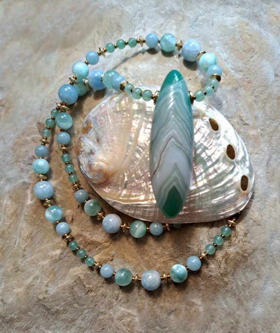 Gobi Achat Anhänger an Edelsteinkette aus Aventruin, Angelit, Aquamarin und Trolleit - Unikatschmuck