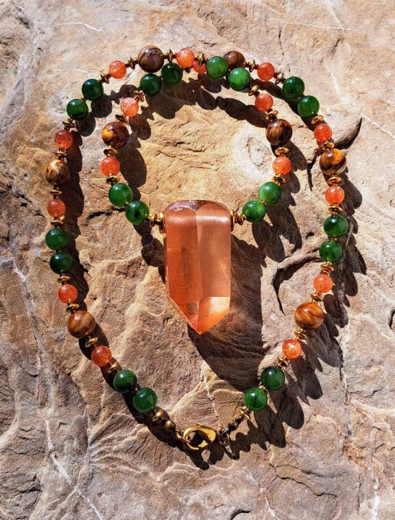 Golden-Healer-Anhänger an Edelsteinkette aus Jade, Sonnenstein und fossilem Holz