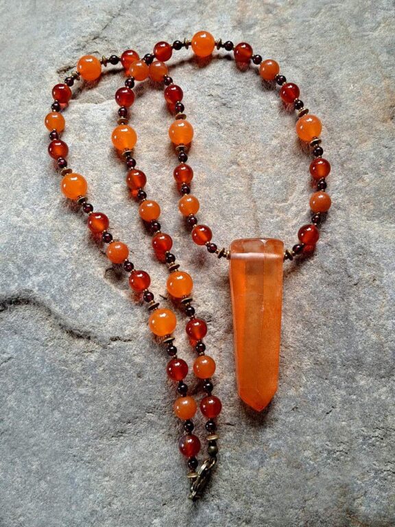 Golden-Healer-Kristall an Edelsteinkette aus Karneol und Granat - idealer Reikischmuck