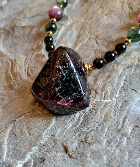 Handgeschliffenes Granat Edelstein Amulett