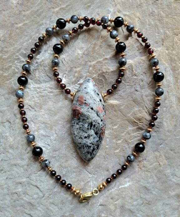 Granat in Gimmer Naturstein Anhänger an Perlenkette aus Granat, Larvikit und Turmalin