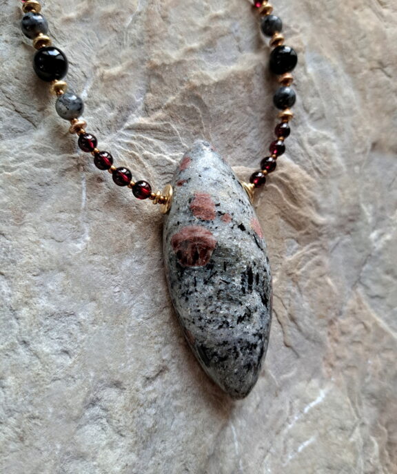 Granat in Glimmer -Schiefer Amulett