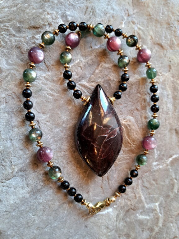 Handgeschliffenes Granat Amulett