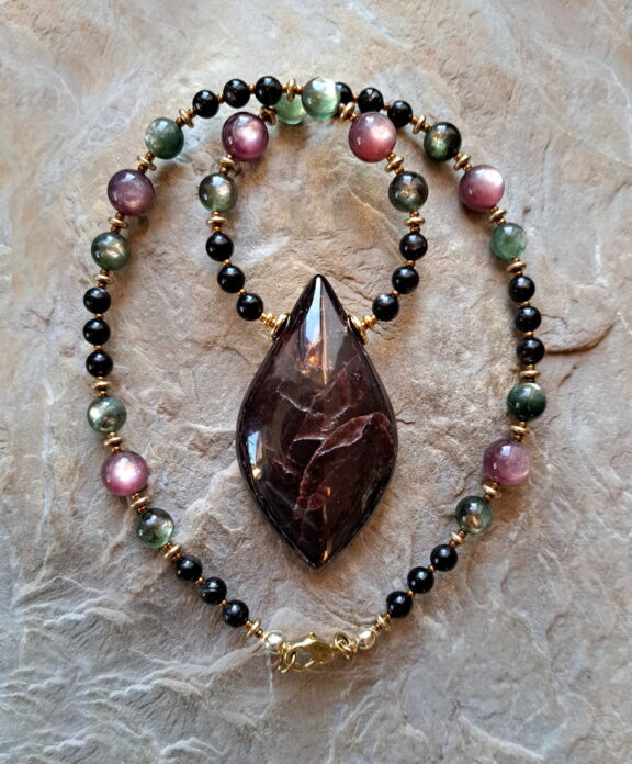 Handgeschliffenes Granat Amulett an Edelsteinkette aus Lepidolith mica und Hypersthen