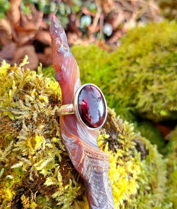 Granat Heilstein Ring in Silber gefasst