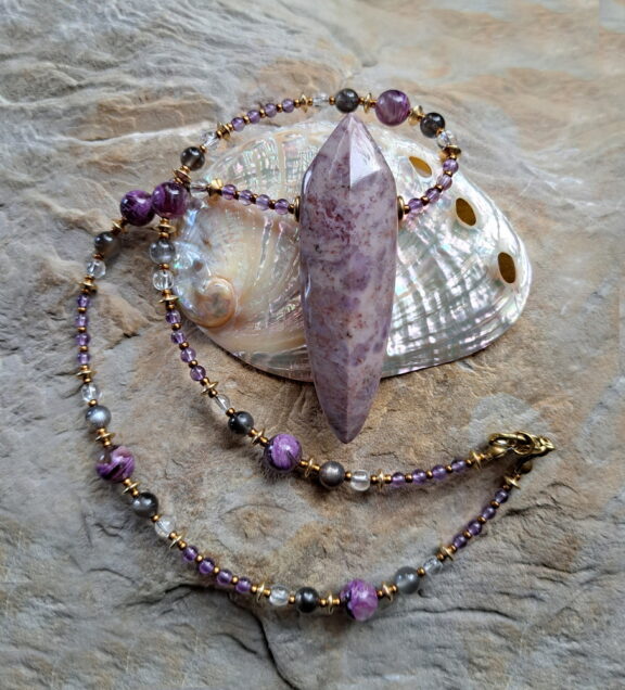 Lavendeljade Amulett an einer Halskette aus Amethyst-, Bergkristall-, Mondstein-, und Muskovitperlen