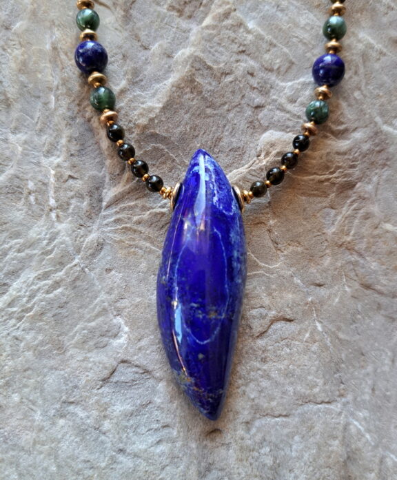 Handgeschliffenes Lapislazuli Amulett