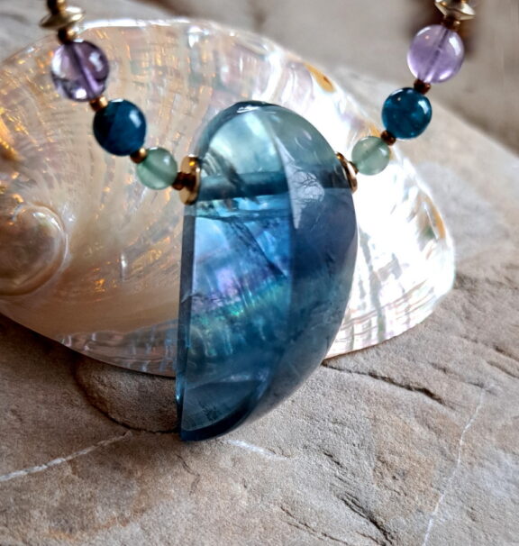 Handgeschliffener Fluorit Edelstein Anhänger