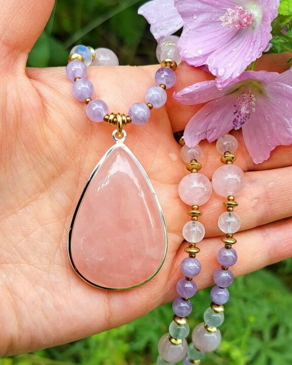 Lavendelquarz Mondstein Rosenquarz Rosenquarzanhänger Rosenquarzkette Rosenquarzamulett Regenbogenmondstein rainbowmoonstone rainbow moonstone lavenderquartz lavender quartz rosequartzpendant rosequartznecklace rosequartzamulet rosequartz necklace rosequartz pendant rosequartz amulet rose quartz amulet rose quartz necklace rose quartz pendant Triquetra Ohm Aum Om Sternzeichen Sternentor Sonne Sonnenamulett Sonnenschmuck Einhornschmuck Einhorn Einhornkette Venusblume Drache Heilung Metatron Crop Circle Necklace Goddess of Love Healing Stones Crystals Venusflower protect Flower of Life Amulett Göttin Liebe Kette Halskette Heilsteine Lichtbringer Kupferschmuck Symbole Symbolschmuck Harmonie Zauberwesen Valentinstagsgeschenk Geschenk Hochzeitsgeschenk Edelsteinschmuck Edelsteinkette Edelsteinanhänger Heilsteinschmuck Heilsteinanhänger Glücksbringer Schutzsymbol Glückssteine Lebensblume Blume des Lebens Schutzengel Heilige Geometrie Kraftort Kraftorte Runen Futhark Vikings Germanen Vikinger Runenalphabet Runenschutzkreis Alternativschmuck Kelten Keltischer Schmuck Germanen Germanischer Schmuck Magie Baum des Lebens Yggdrasil Triskele Allverbunden Verbundenheit Dreieinigkeit Dreifaltigkeit Einheit Medizinrad Nornen Schicksalsnetz Skulds Netz Skuld Energie Heilsteine Spiegelamulett Sternzeichen Rune Triskele Hochzeitsschmuck Dirndlschmuck Trachtenschmuck Jewellery Pentagram Schutzamulett medicine wheel runes Sonnenamulett Amulett Anhänger Kornkreis Kornkreis Crop circle Unicorn Aquarius Age of Aquarius Neuzeit Neues Zeitalter Celtic jewellery magic Magie Liebe des Lebens göttlich devine Sternzeichenschmuck Opalschmuck Kristall Lemuria Atlantis Silberfassung silbergefasst mystic beeing Hochzeitsschmuck Hochzeitschmuck Heilenergien healingenergies healing energies
