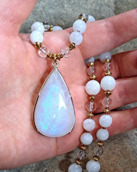 Mondsteinamulett Mondsteinkette Mondsteinanhänger Regenbogenmondsteinkette Regenbogenmondsteinamulett Regenbogenmondsteinanhänger Bergkristall rockcrystal rock crystal rainbowmoonstone rainbow moonstone moonstonenecklace moonstone necklace moonstonependant moonstone pendant moonstoneamulet moonstone amulet Triquetra Ohm Aum Om Sternzeichen Sternentor Sonne Sonnenamulett Sonnenschmuck Einhornschmuck Einhorn Einhornkette Venusblume Drache Heilung Metatron Crop Circle Necklace Goddess of Love Healing Stones Crystals Venusflower protect Flower of Life Amulett Göttin Liebe Kette Halskette Heilsteine Lichtbringer Kupferschmuck Symbole Symbolschmuck Harmonie Zauberwesen Valentinstagsgeschenk Geschenk Hochzeitsgeschenk Edelsteinschmuck Edelsteinkette Edelsteinanhänger Heilsteinschmuck Heilsteinanhänger Glücksbringer Schutzsymbol Glückssteine Lebensblume Blume des Lebens Schutzengel Heilige Geometrie Kraftort Kraftorte Runen Futhark Vikings Germanen Vikinger Runenalphabet Runenschutzkreis Alternativschmuck Kelten Keltischer Schmuck Germanen Germanischer Schmuck Magie Baum des Lebens Yggdrasil Triskele Allverbunden Verbundenheit Dreieinigkeit Dreifaltigkeit Einheit Medizinrad Nornen Schicksalsnetz Skulds Netz Skuld Energie Heilsteine Spiegelamulett Sternzeichen Rune Triskele Hochzeitsschmuck Dirndlschmuck Trachtenschmuck Jewellery Pentagram Schutzamulett medicine wheel runes Sonnenamulett Amulett Anhänger Kornkreis Kornkreis Crop circle Unicorn Aquarius Age of Aquarius Neuzeit Neues Zeitalter Celtic jewellery magic Magie Liebe des Lebens göttlich devine Sternzeichenschmuck Opalschmuck Kristall Lemuria Atlantis Silberfassung silbergefasst mystic beeing Hochzeitsschmuck Hochzeitschmuck Heilenergien healingenergies healing energies