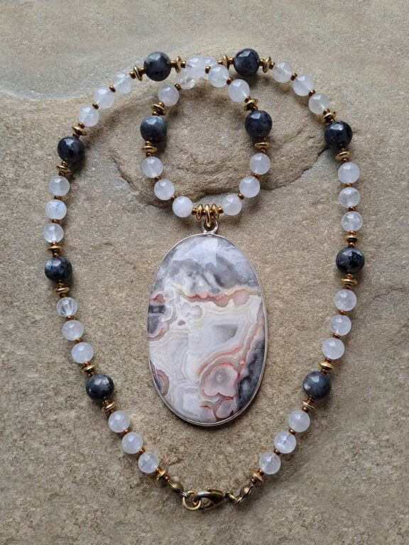 Mondstein Larvikit moonstone rainbowmoonstone rainbow moonstone Achatamulett Achatkette Achatanhänger agatependant agate pendant agatenecklace agate necklace Triquetra Ohm Aum Om Sternzeichen Sternentor Sonne Sonnenamulett Sonnenschmuck Einhornschmuck Einhorn Einhornkette Venusblume Drache Heilung Metatron Crop Circle Necklace Goddess of Love Healing Stones Crystals Venusflower protect Flower of Life Amulett Göttin Liebe Kette Halskette Heilsteine Lichtbringer Kupferschmuck Symbole Symbolschmuck Harmonie Zauberwesen Valentinstagsgeschenk Geschenk Hochzeitsgeschenk Edelsteinschmuck Edelsteinkette Edelsteinanhänger Heilsteinschmuck Heilsteinanhänger Glücksbringer Schutzsymbol Glückssteine Lebensblume Blume des Lebens Schutzengel Heilige Geometrie Kraftort Kraftorte Runen Futhark Vikings Germanen Vikinger Runenalphabet Runenschutzkreis Alternativschmuck Kelten Keltischer Schmuck Germanen Germanischer Schmuck Magie Baum des Lebens Yggdrasil Triskele Allverbunden Verbundenheit Dreieinigkeit Dreifaltigkeit Einheit Medizinrad Nornen Schicksalsnetz Skulds Netz Skuld Energie Heilsteine Spiegelamulett Sternzeichen Rune Triskele Hochzeitsschmuck Dirndlschmuck Trachtenschmuck Jewellery Pentagram Schutzamulett medicine wheel runes Sonnenamulett Amulett Anhänger Kornkreis Kornkreis Crop circle Unicorn Aquarius Age of Aquarius Neuzeit Neues Zeitalter Celtic jewellery magic Magie Liebe des Lebens göttlich devine Sternzeichenschmuck Opalschmuck Kristall Lemuria Atlantis Silberfassung silbergefasst mystic beeing Hochzeitsschmuck Hochzeitschmuck Heilenergien healingenergies healing energies