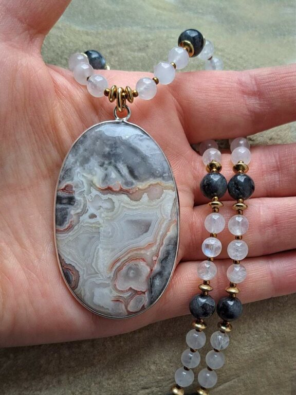 Mondstein Larvikit moonstone rainbowmoonstone rainbow moonstone Achatamulett Achatkette Achatanhänger agatependant agate pendant agatenecklace agate necklace Triquetra Ohm Aum Om Sternzeichen Sternentor Sonne Sonnenamulett Sonnenschmuck Einhornschmuck Einhorn Einhornkette Venusblume Drache Heilung Metatron Crop Circle Necklace Goddess of Love Healing Stones Crystals Venusflower protect Flower of Life Amulett Göttin Liebe Kette Halskette Heilsteine Lichtbringer Kupferschmuck Symbole Symbolschmuck Harmonie Zauberwesen Valentinstagsgeschenk Geschenk Hochzeitsgeschenk Edelsteinschmuck Edelsteinkette Edelsteinanhänger Heilsteinschmuck Heilsteinanhänger Glücksbringer Schutzsymbol Glückssteine Lebensblume Blume des Lebens Schutzengel Heilige Geometrie Kraftort Kraftorte Runen Futhark Vikings Germanen Vikinger Runenalphabet Runenschutzkreis Alternativschmuck Kelten Keltischer Schmuck Germanen Germanischer Schmuck Magie Baum des Lebens Yggdrasil Triskele Allverbunden Verbundenheit Dreieinigkeit Dreifaltigkeit Einheit Medizinrad Nornen Schicksalsnetz Skulds Netz Skuld Energie Heilsteine Spiegelamulett Sternzeichen Rune Triskele Hochzeitsschmuck Dirndlschmuck Trachtenschmuck Jewellery Pentagram Schutzamulett medicine wheel runes Sonnenamulett Amulett Anhänger Kornkreis Kornkreis Crop circle Unicorn Aquarius Age of Aquarius Neuzeit Neues Zeitalter Celtic jewellery magic Magie Liebe des Lebens göttlich devine Sternzeichenschmuck Opalschmuck Kristall Lemuria Atlantis Silberfassung silbergefasst mystic beeing Hochzeitsschmuck Hochzeitschmuck Heilenergien healingenergies healing energies