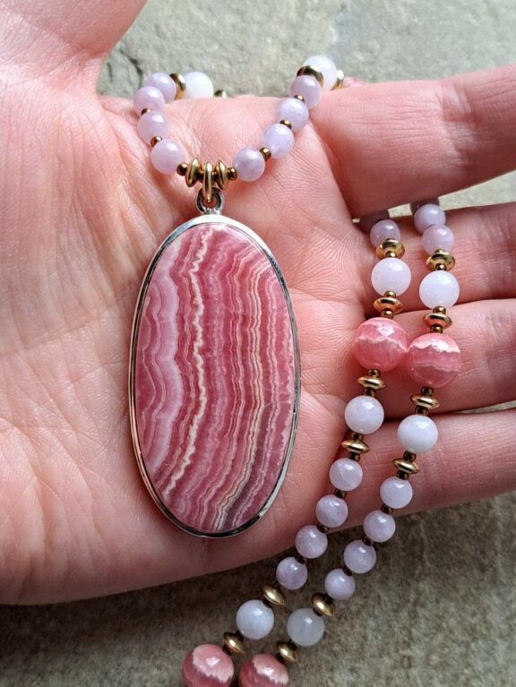 rhodochrositependant rhodochrosite pendant rhoochrositenecklace rhodochrosite necklace Rhodochrositamulett Rhodochrositkette Rhodochrositanhänger Kunzit Mondstein Rhodochrosit kunzite moonstone rainbowmoonstone rainbow moonstone kunzite Triquetra Ohm Aum Om Sternzeichen Sternentor Sonne Sonnenamulett Sonnenschmuck Einhornschmuck Einhorn Einhornkette Venusblume Drache Heilung Metatron Crop Circle Necklace Goddess of Love Healing Stones Crystals Venusflower protect Flower of Life Amulett Göttin Liebe Kette Halskette Heilsteine Lichtbringer Kupferschmuck Symbole Symbolschmuck Harmonie Zauberwesen Valentinstagsgeschenk Geschenk Hochzeitsgeschenk Edelsteinschmuck Edelsteinkette Edelsteinanhänger Heilsteinschmuck Heilsteinanhänger Glücksbringer Schutzsymbol Glückssteine Lebensblume Blume des Lebens Schutzengel Heilige Geometrie Kraftort Kraftorte Runen Futhark Vikings Germanen Vikinger Runenalphabet Runenschutzkreis Alternativschmuck Kelten Keltischer Schmuck Germanen Germanischer Schmuck Magie Baum des Lebens Yggdrasil Triskele Allverbunden Verbundenheit Dreieinigkeit Dreifaltigkeit Einheit Medizinrad Nornen Schicksalsnetz Skulds Netz Skuld Energie Heilsteine Spiegelamulett Sternzeichen Rune Triskele Hochzeitsschmuck Dirndlschmuck Trachtenschmuck Jewellery Pentagram Schutzamulett medicine wheel runes Sonnenamulett Amulett Anhänger Kornkreis Kornkreis Crop circle Unicorn Aquarius Age of Aquarius Neuzeit Neues Zeitalter Celtic jewellery magic Magie Liebe des Lebens göttlich devine Sternzeichenschmuck Opalschmuck Kristall Lemuria Atlantis Silberfassung silbergefasst mystic beeing Hochzeitsschmuck Hochzeitschmuck Heilenergien healingenergies healing energies