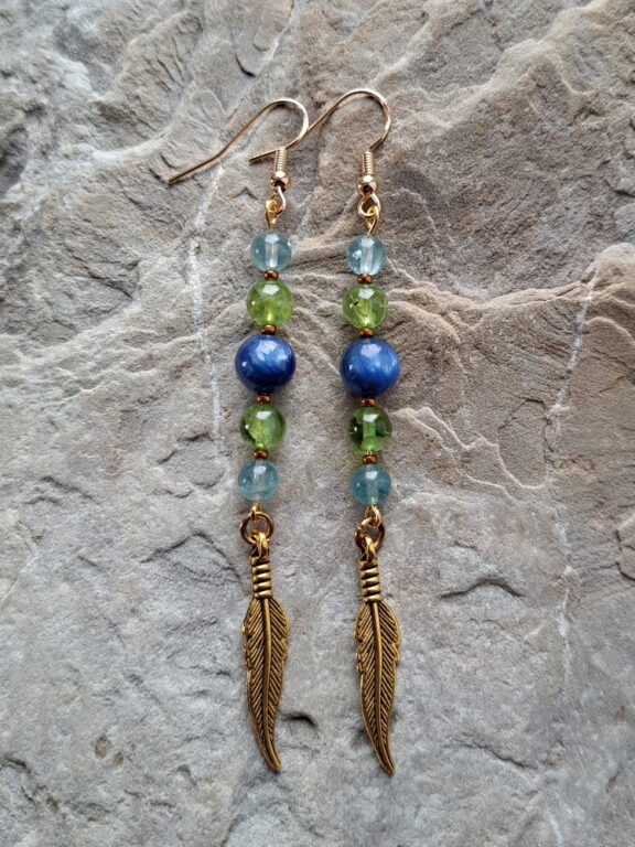 Ohrschmuck aus Kyanit, Peridot und Aquamarin - vergoldetes Sterling-Silber mit Federanhänger