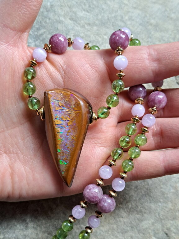 Bohoschmuck als Halskette: Boulder-Opal-Anhänger mit Heilsteinperlen - von Hand gefertigt