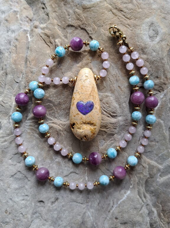 Holy Stone Anhänger an Heilsteinkette aus Larimar, Kunzit und Lepidolith Perlen