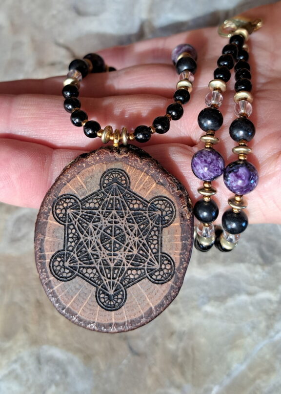 Eichemholz Anhänger mit Metatron Symbol an Edelstein Kette aus Bergkristall, Cahroit und Turmalin Heilstein Perlen
