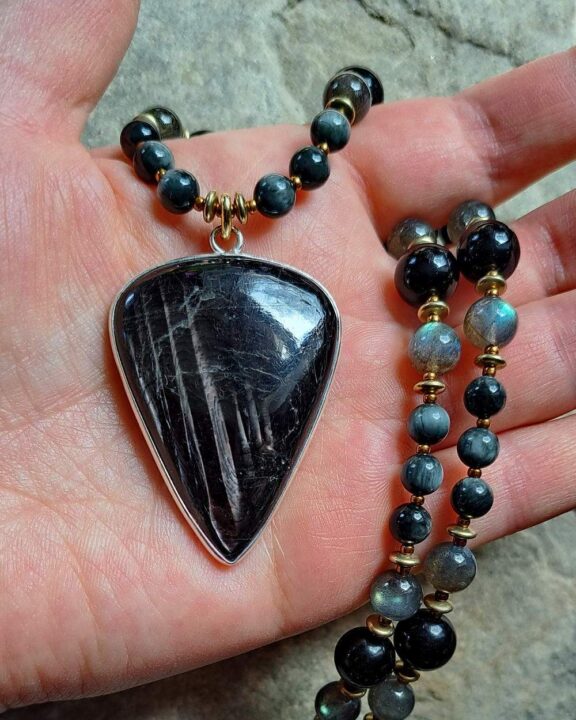 Hypersthen-Anhänger mit Edelsteinperlen aus Seraphinit, Falkenauge und Turmalin - Yoga-Schmuck