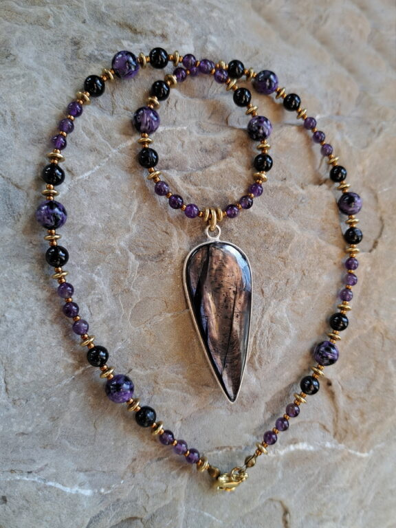 Hypersthen Anhänger an Edelstein Kette aus Amethyst, Charoit und Turmalin Perlen