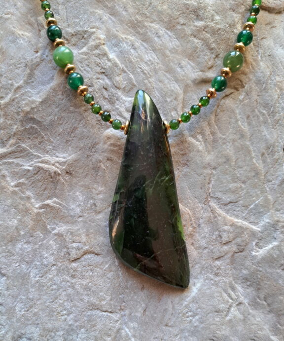 Von Hand geschliffener Jade Anhänger