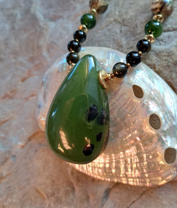 Handgemachter grüner Jade Anhänger