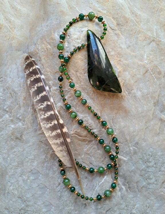 Jade Naturstein Anhänger von Hand geschliffen an Perlenkette aus grüner Jade und Euchlorit