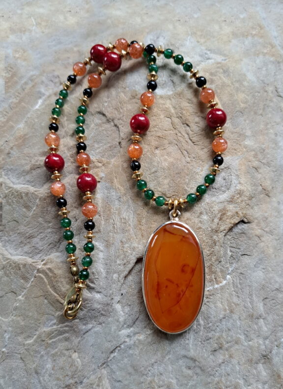 Orangener Karneol-Anhänger in Silberfassung - handgefertigte Edelsteinkette mit Heilsteinperlen aus grünem Euchlorit, roter Koralle, schwarzem Turmalin und Sonnenstein - Schmuck für besondere Anlässe