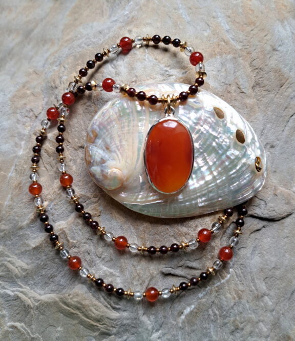 Karneol Amulett an Granat Edelsteinkette - handgemacht