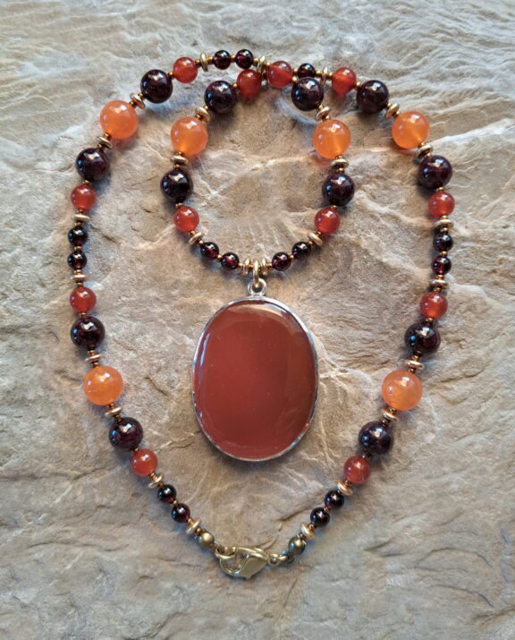 Karneol Amulett an Edelsteinkette aus Granat- und Karneolperlen
