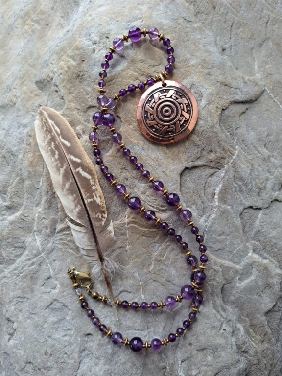 Ammersee-Kornkreis-Anhänger an Edelsteinkette aus Amethystperlen - edler Kupferschmuck