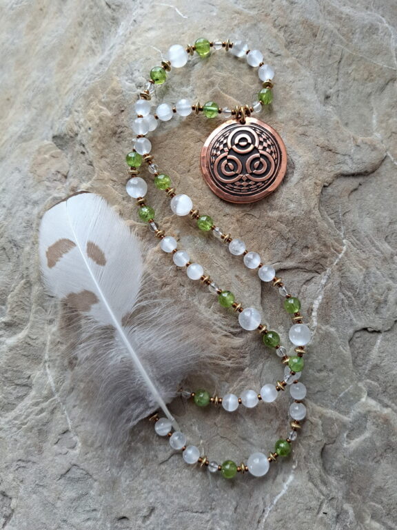 Kornkreis-Anhänger aus Kupfer - handgemacht mit Edelsteinkette aus Selenit, Bergkristall und Peridot - Schmuck für die Seele