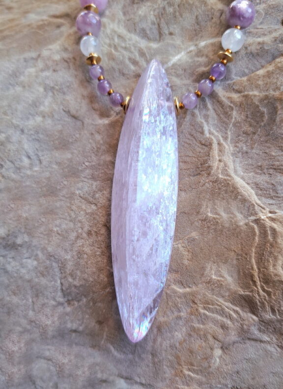 Handgeschliffenes Kunzit Amulett xl