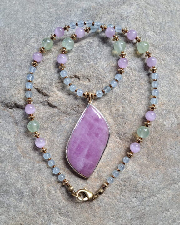 Kunzit-Anhänger an Edelsteinkette aus Aquamarin, Peridot und Prehnit - echter Edelschmuck