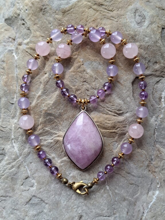 Kunzit Anhänger an Edelstein Kette aus Amethyst, Lavendelquarz und Morganit Perlen