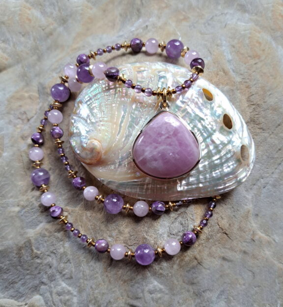 Kunzit Edelsteinanhänger kombiniert mit einer Perlenkette aus Amethyst, purple Muskovit, Lavendelquarz und Kunzit