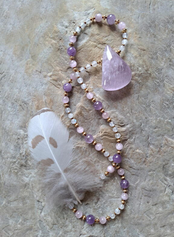 Kunzit Anhänger an Perlenkette aus Mondstein, Lavendelquarz und Kunzit