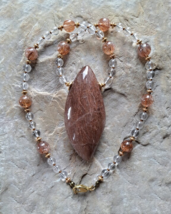 Handgeschliffener Kupfer Rutilquarz Anhänger an Perlenkette aus Bergkristall und Rutilquarz - Rarität