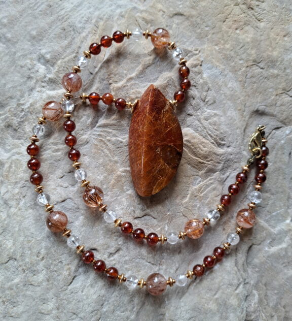 Kupfer Rutilquarz Anhänger an Edelsteinkette aus Hessonit-, Bergkristall- und Rutilquarzperlen