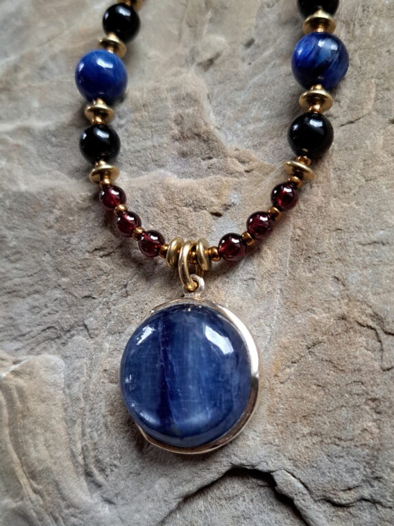 Kyanit Anhänger an Edelsteinkette mit Granat, Kyanit und Turmalin Perlen