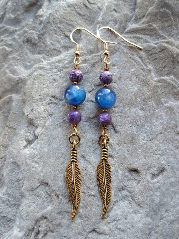 Kyanit Charoit Ohrringe mit Feder in gold