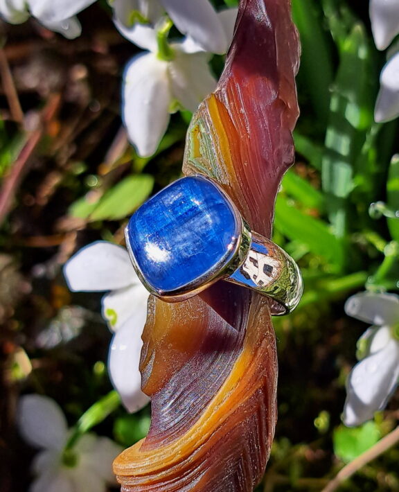 Kyanit Heilstein Ring in Sterlingsilber gefasst