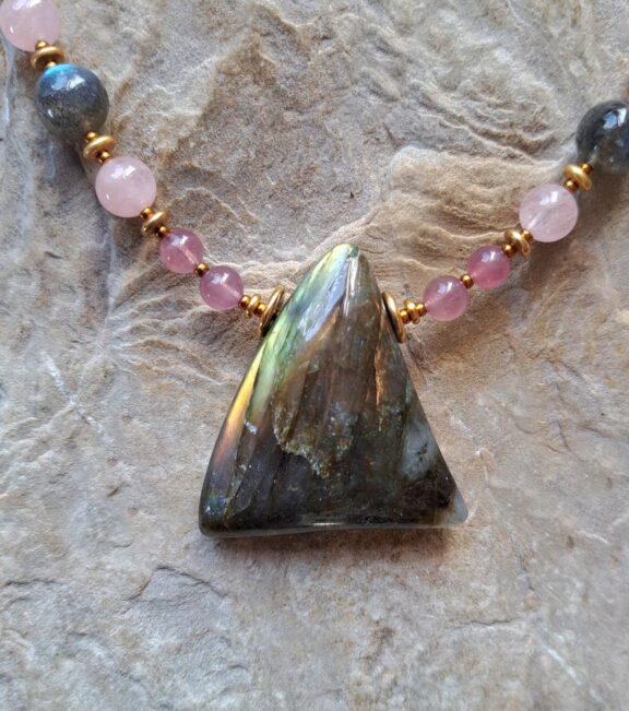 Handgeschliffenes Labradorit Amulett
