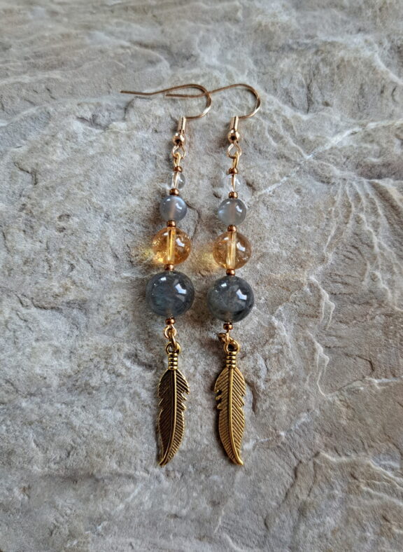Sterling-Silber-Ohrschmuck mit Feder-Anhänger, getragen von Steinperlen aus Bergkristall, Labradorit, Citrin und schwarzem Mondstein - seltener Unikatsschmuck